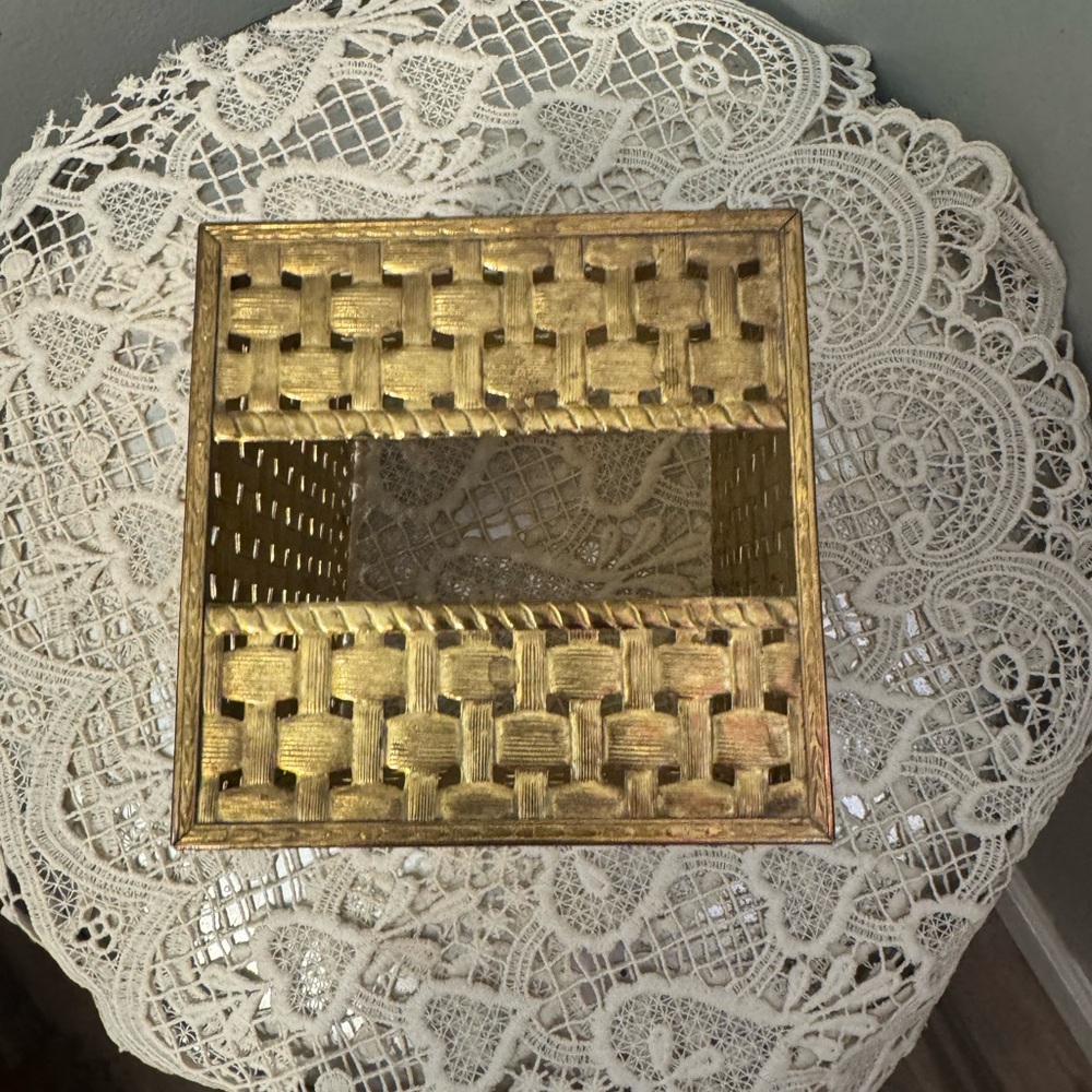 Vintage 80's Elegant Gold Woven Kleenex Box - Picture 2 of 3